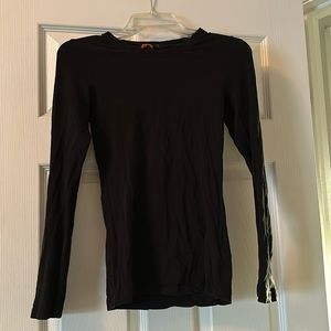 Black basic long sleeve tee